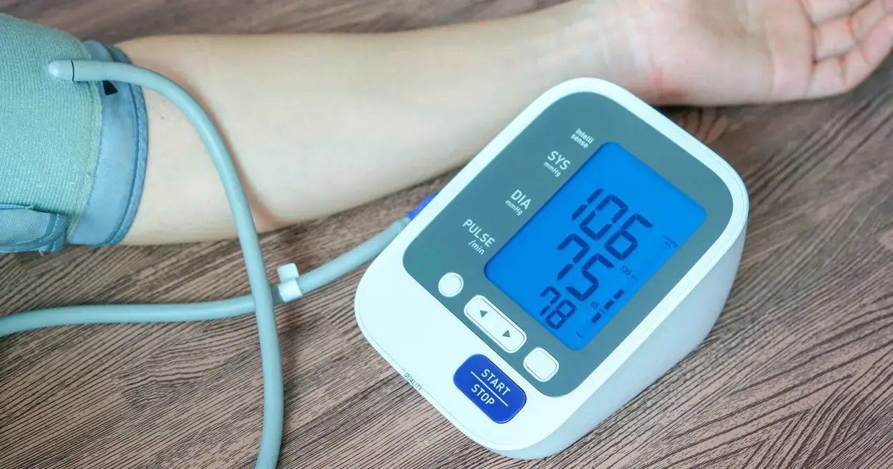Ciśnieniomierz pokazuje 106/75 mmHg, co mieści się w normie. Tętno wynosi 78 uderzeń na minutę.