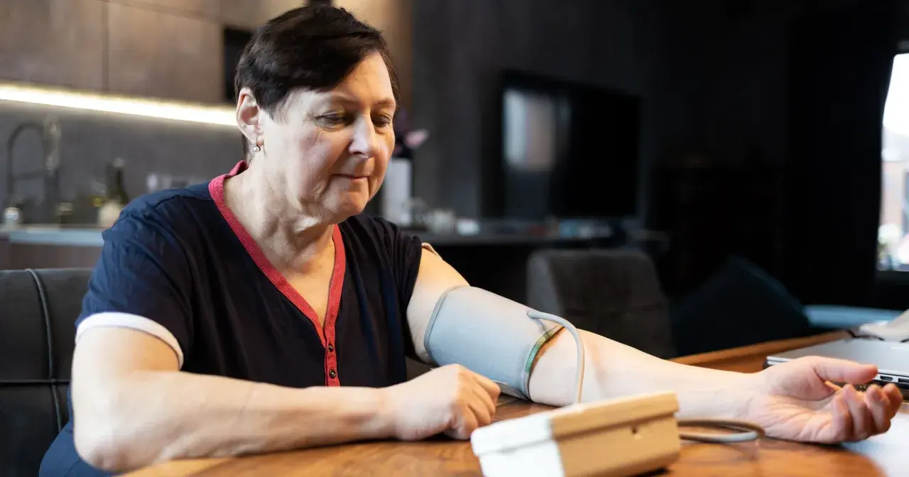 Kobieta mierzy ciśnienie, które wynosi 143 na 93. Wynik jest niepokojący.