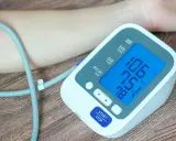 Ciśnieniomierz pokazuje 106/75 mmHg, co mieści się w normie. Tętno wynosi 78 uderzeń na minutę.