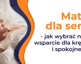 Uśmiechnięta starsza pani śpi na wygodnym łóżku. Tekst informuje: "Materac dla seniora - jak wybrać najlepsze wsparcie dla kręgosłupa i spokojnego snu?".