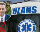 Mężczyzna w garniturze na tle karetki. Może to symbolizować nagły przypadek, jak bardzo wysokie ciśnienie u starszej osoby, wymagający interwencji ratunkowej.