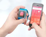 Dwie ręce trzymają smartfon i smartwatch. Na ekranie telefonu widnieje "Health Book" z pulsem 72 bpm. Puls 65 co oznacza? To dobry wynik, świadczący o dobrej kondycji.