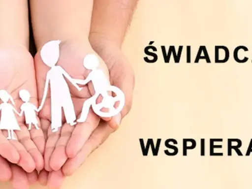 Dłonie trzymają papierowe figury rodziny, w tym osobę na wózku. Dowiedz się, kto może pobierać zasiłek opiekuńczy na starszą osobę.