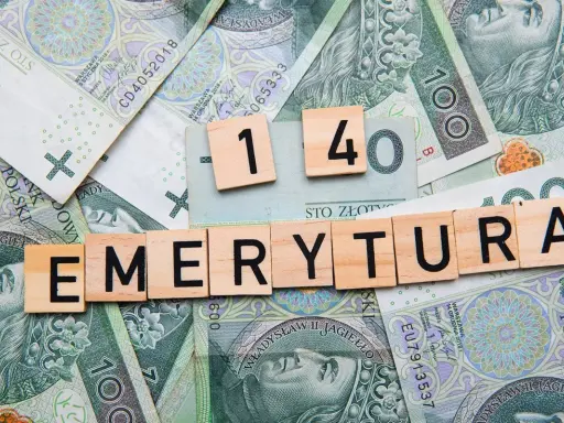 Litery układają słowo "EMERYTURA" na tle polskich banknotów. Kiedy składać wniosek o emeryturę w KRUS?