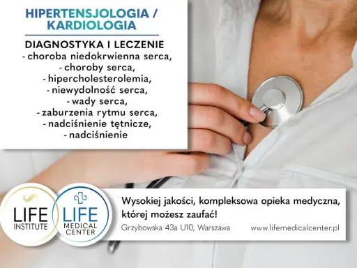 Lekarz osłuchuje serce. Reklama "Hipertensjologia / Kardiologia" oferuje diagnostykę i leczenie, m.in. nadciśnienia. Ciśnienie 135 na 85 to sygnał do wizyty.