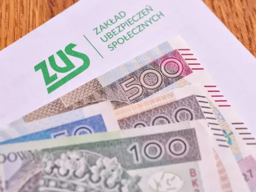 ZUS i polskie banknoty, w tym 500 zł i 100 zł. Czy to już kwota na 14 emeryturę?