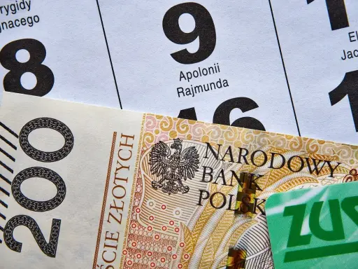 Dzień, kiedy listonosz przynosi emeryturę: banknot 200 zł i zielona karta ZUS na tle kalendarza.