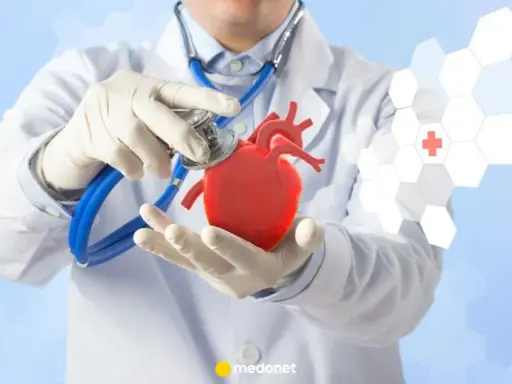 Lekarz bada serce. Puls 54 co oznacza? Niskie tętno może wskazywać na dobrą kondycję lub problemy zdrowotne.
