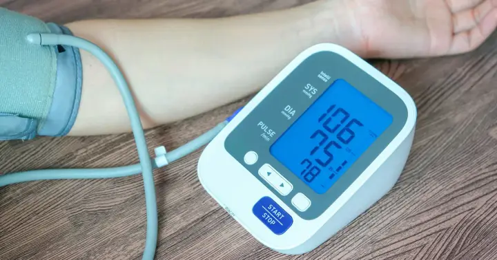 Ciśnieniomierz pokazuje 106/75 mmHg, co mieści się w normie. Tętno wynosi 78 uderzeń na minutę.