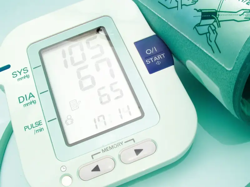 Ciśnieniomierz pokazuje prawidłowe ciśnienie u mężczyzny: 105/65 mmHg. Wynik ten świadczy o dobrym stanie zdrowia.